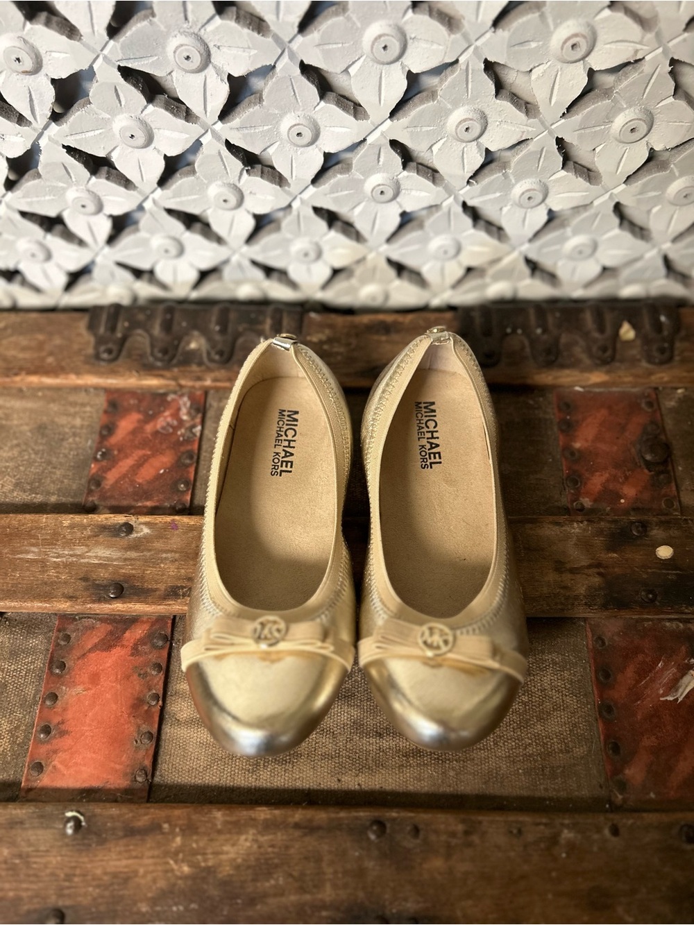 Michael‎ Kors Girls Size 2 Gold Ballet Flats MK Logo Bow Metallic Slip On Shoes